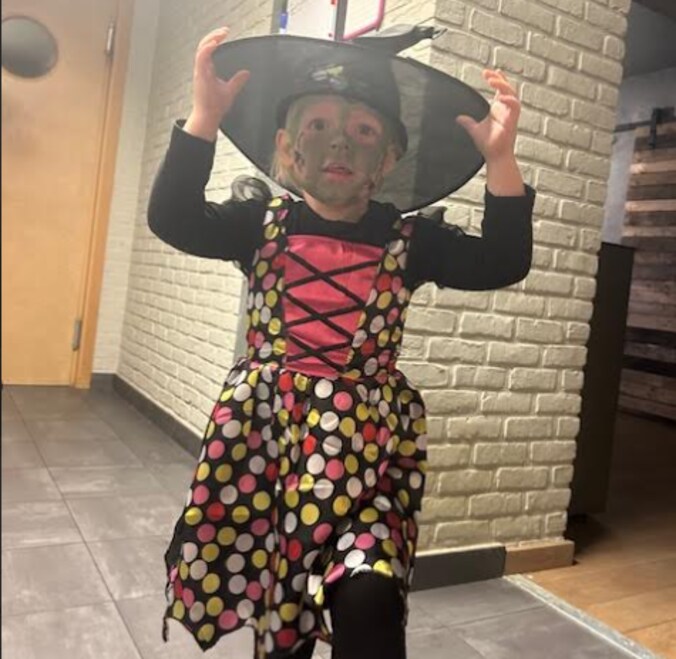 Elle uit Baasrode gaat in halloweenthema naar school
