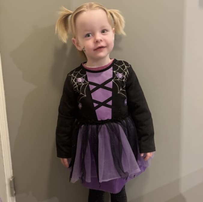 Lio uit Oelegem gaat in halloweenthema naar school.