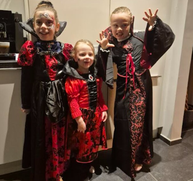 Elyna, Ciel en To uit Neeroeteren gaan in halloweenthema naar school.