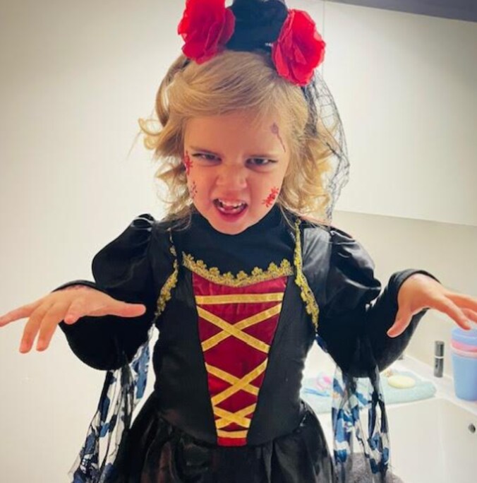 Césarine uit Harelbeke gaat in halloweenthema naar school