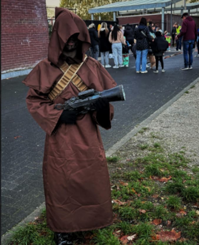 Arwén uit Hoevenen gaat in halloweenthema naar school