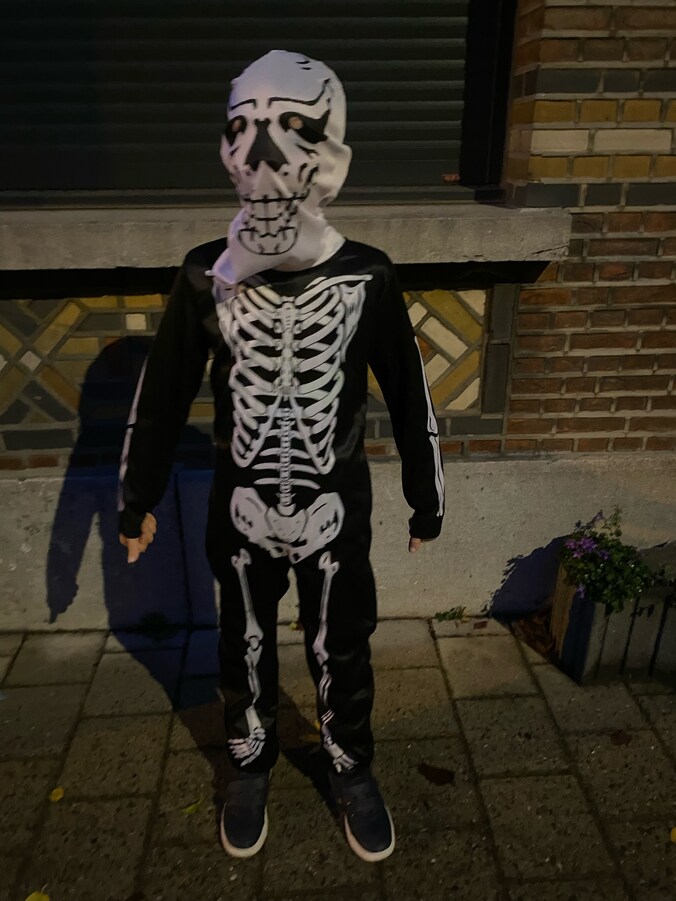 Dries verkleed als skelet
