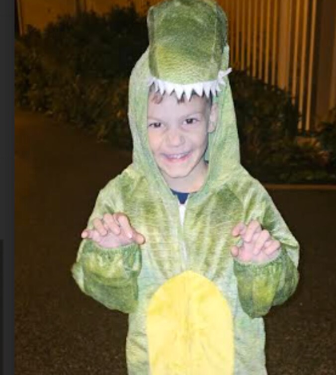Maurice (5) uit Zoersel gaat in halloweenthema naar school.