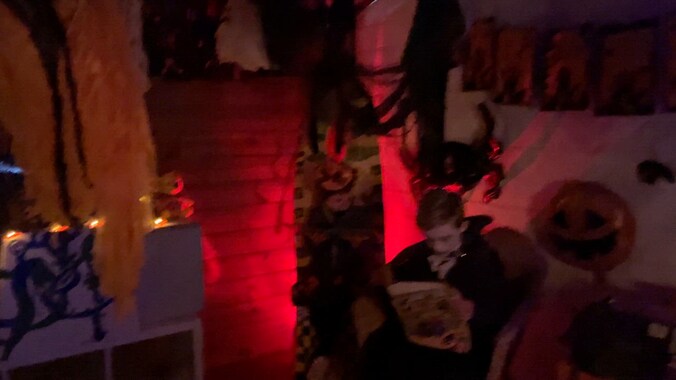 Het leeshuisje werd een huiveringwekkend Halloween-kunstwerk.