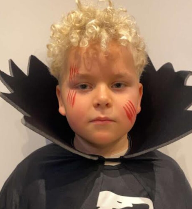 Joelz uit Hulshout gaat in halloweenthema naar school.