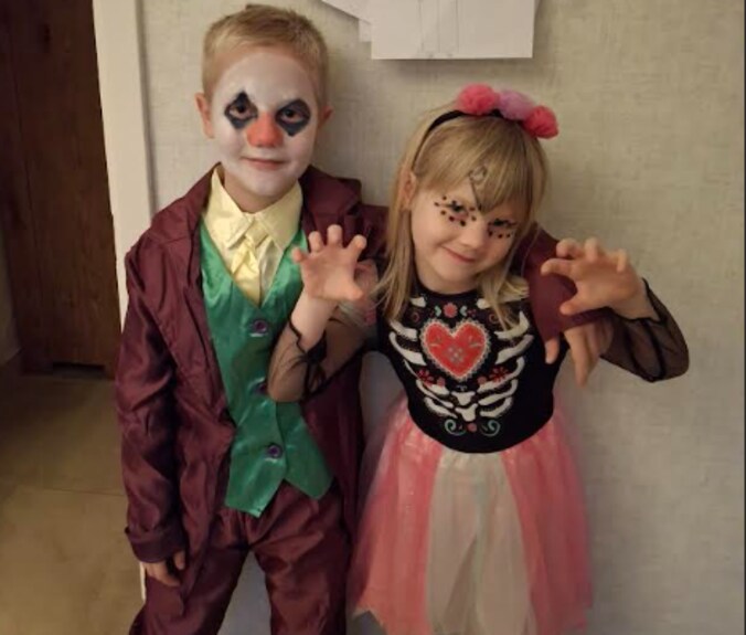 Dylano (10) en Sophia (8) uit Maasmechelen gaan in halloweenthema naar school.