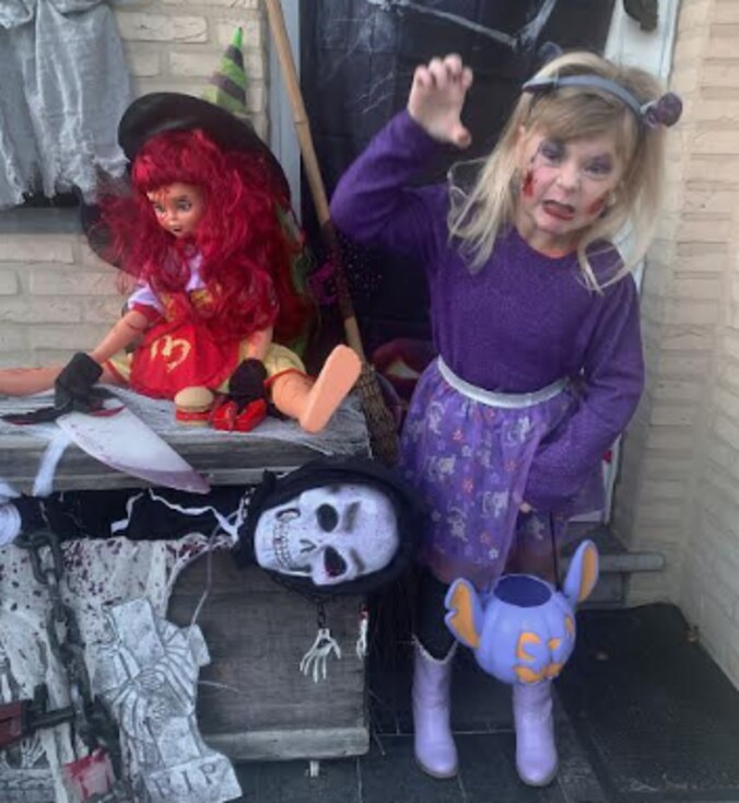 Rosa uit Riemst gaat in halloweenthema naar school