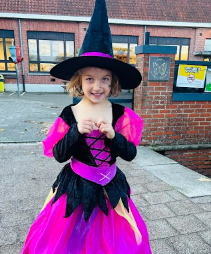 Linette uit Geel gaat in halloweenthema naar school.