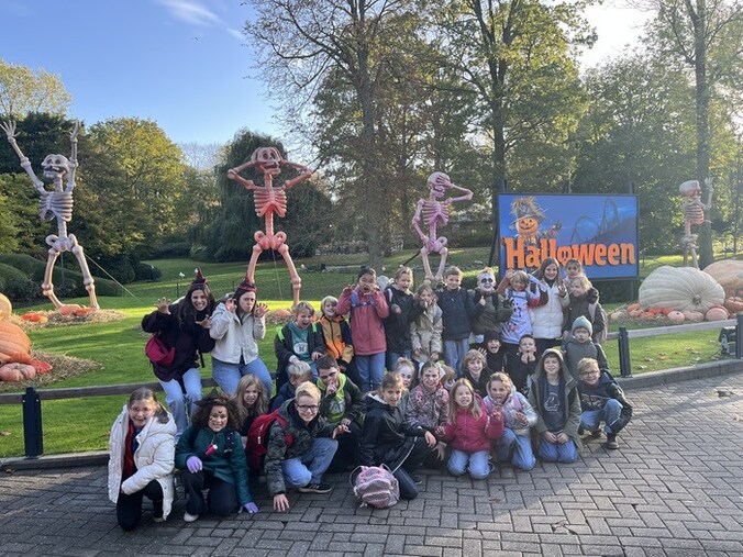 Leerlingen van Het Anker in Knokke-Heist vieren Halloween in Bellewaerde.