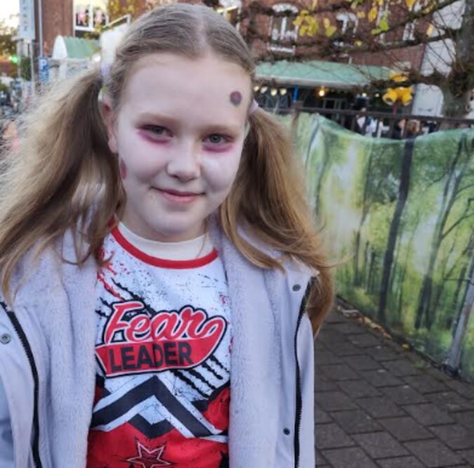 Isolde uit Herzele gaat in halloweenthema naar school.