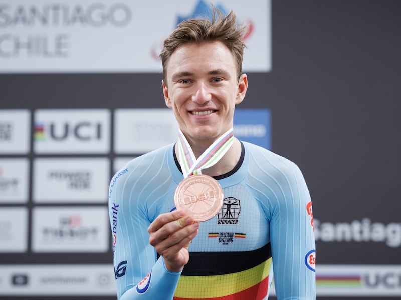“Hij is goed, neem dat van mij aan”: bondscoach Tim Carswell denkt dat twijfelende Lindsay De Vylder WK-goud kan pakken in de scratch