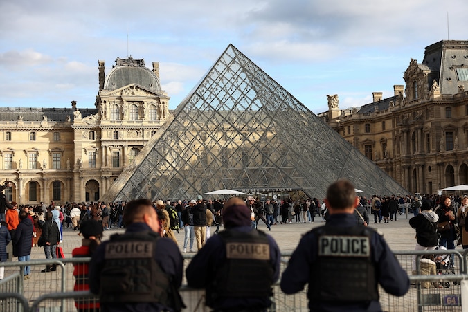 Politie aan het Louvre.