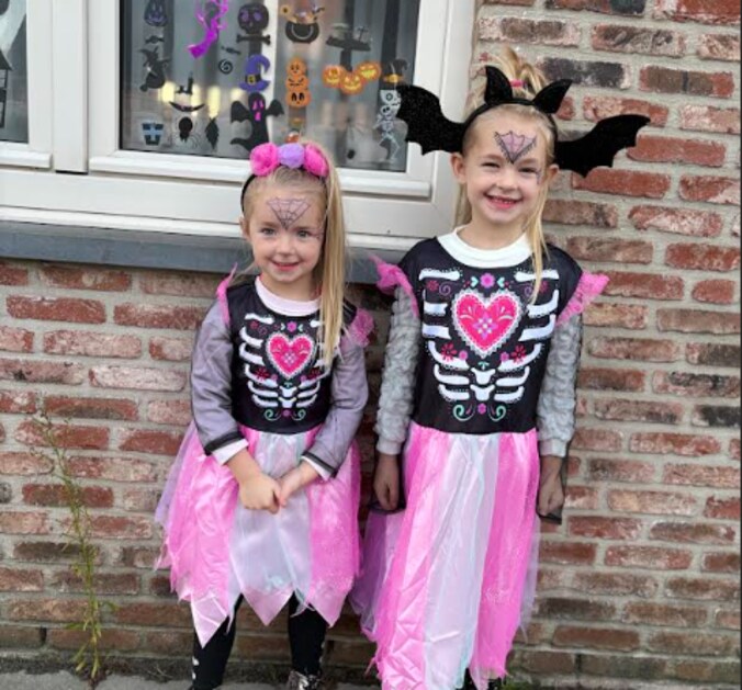 Maëlle en Manou uit Ichtegem gaan in halloweenthema naar school.