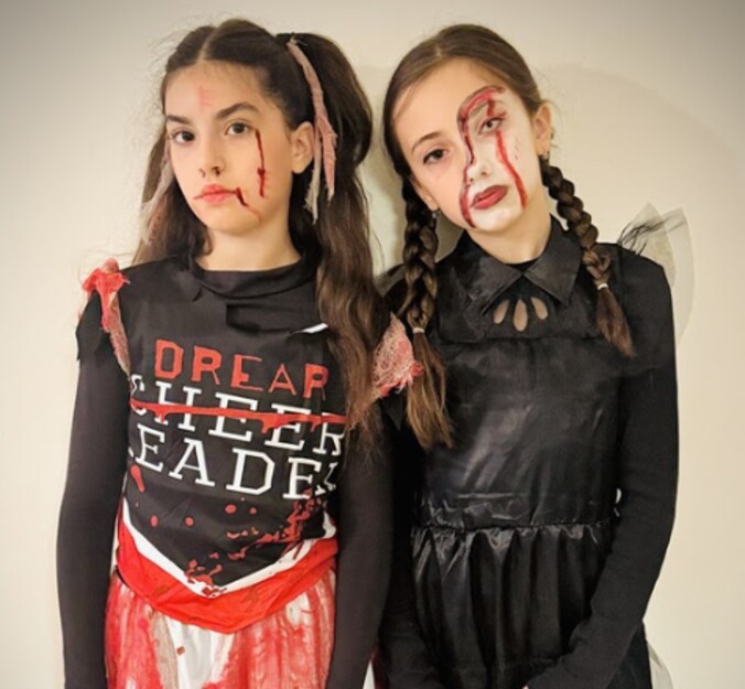 Kenza en Alis uit Merksem gaan in halloweenthema naar school.