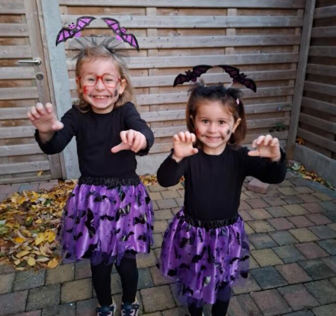 Olivia en Mia uit Bredene gaan in halloweenthema naar school.