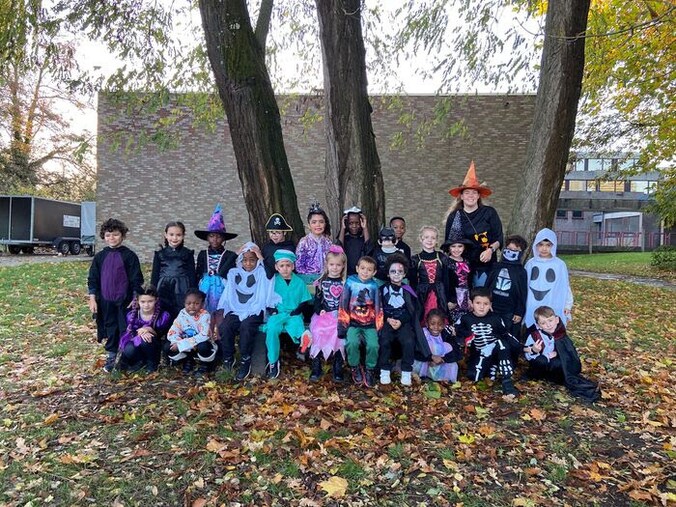 Leerlingen van Basisschool de Bij in Liedekerke vieren Halloween.