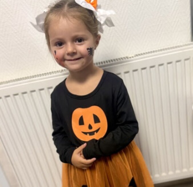 Liyana uit Diepenbeek gaat verkleed naar school voor Halloween.