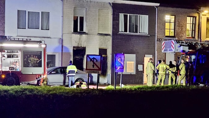 Brandweerlieden voor de woning waar de brand uitbrak.