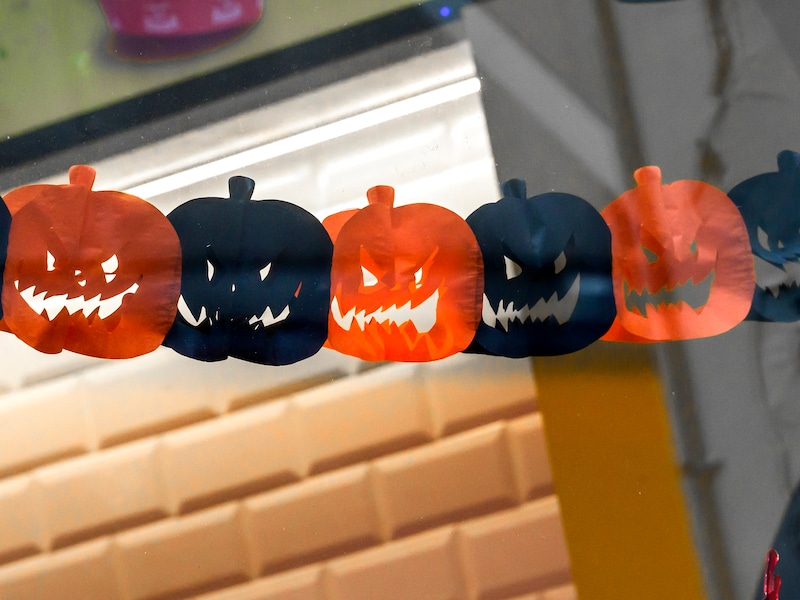 Bibberend shoppen op halloweenmarkt in Schoten