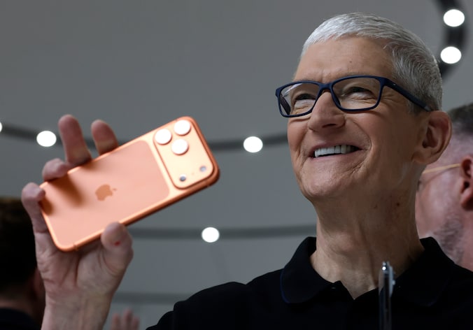 Apple-CEO Tim Cook met de nieuwe iPhone 17 Pro.