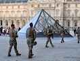 Soldaten patrouilleren aan het Louvre in Parijs. 