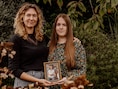 Net als zanger Christoff: Laura en Stephanie lijken tekens te krijgen van hun overleden mama. “Plots stond er een gigantisch hart in de aangedampte voorruit”