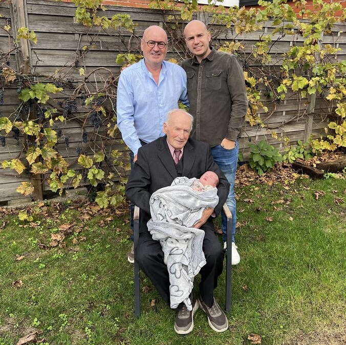 Overgrootvader Herman (89), opa Peter (61) en papa Ward (32) zijn enorm trots dat ze deel kunnen uitmaken van het viergeslacht met baby Milo.