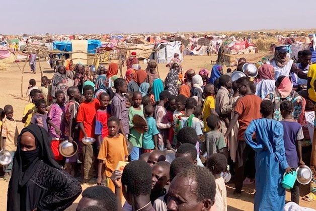 Ontheemde families uit El Fasher in het kamp van Tawila, in de Soedanese regio Darfoer.