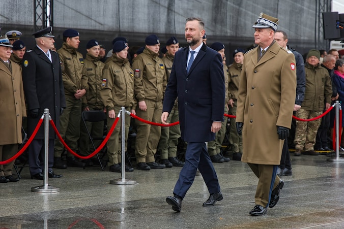 De Poolse defensieminister schouwt de troepen.