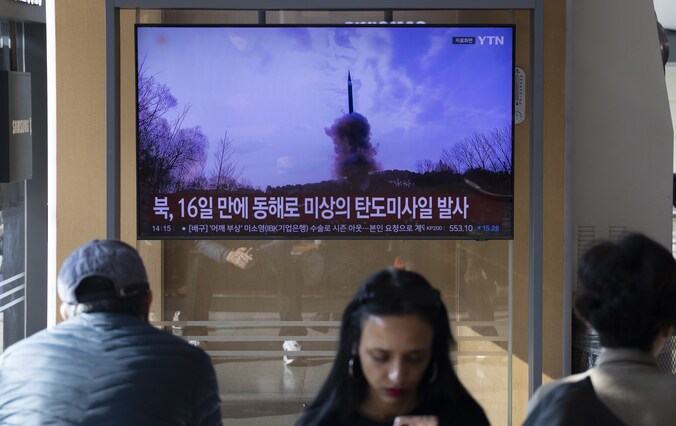 Zuid-Koreanen in Seoel volgen het nieuws van de lancering.