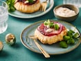 Knapperig begin, smeuïge verrassing: hartige mini-tarte-tatins met geitenkaas