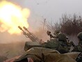 Russische soldaten schieten op een Oekraïense drone.