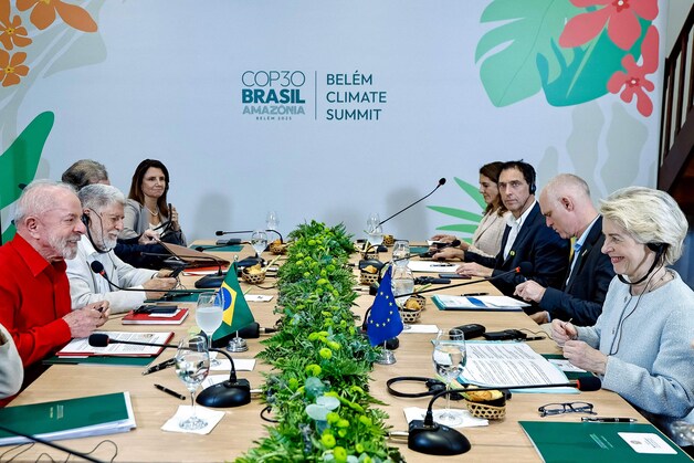 De Braziliaanse president Luiz Inacio Lula da Silva en EU-Commissiepresident Ursula von der Leyen en hun teams tijdens een overleg in Belem, Brazilië.