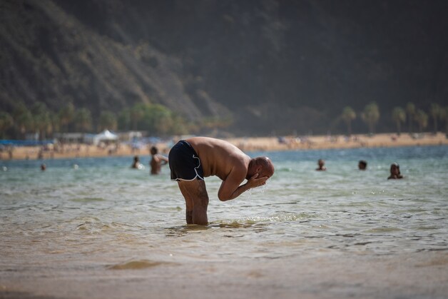 Mensen zoeken verkoeling op het strand van Tenerife tijdens een hittegolf. 
