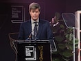 Hongaars-Britse auteur David Szalay wint Booker Prize: “Een duistere roman, maar een groot plezier om te lezen”