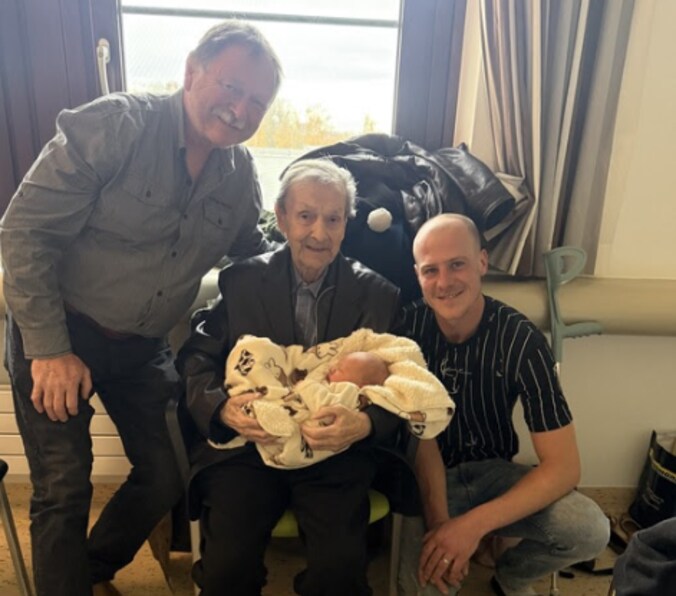 Overgrootvader Roger, opa Marnix en papa Migchel zijn enorm trots dat ze deel kunnen uitmaken van dit viergeslacht. 