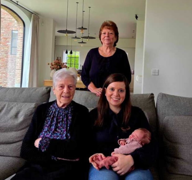 Oma en meter Liliane Van de Waeter, overgrootmoemoe José Van Lommel en mama Inez Aerts zijn enorm trots dat ze deel uitmaken van dit viergeslacht. 