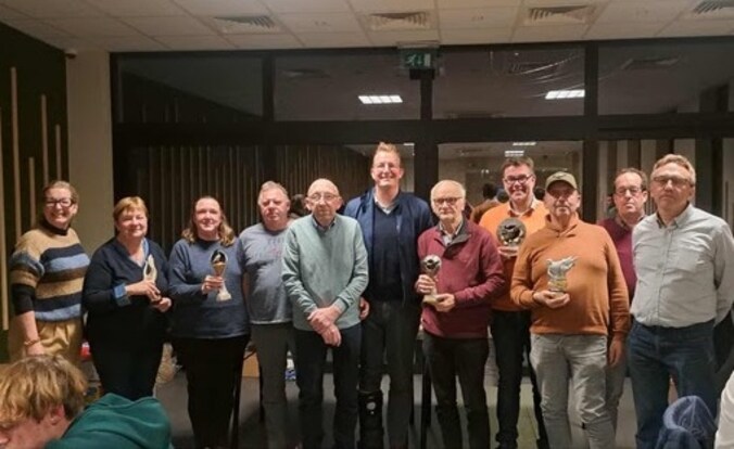 ‘Vriendschap Door Duiven’ viert kampioenen in Wichelen.