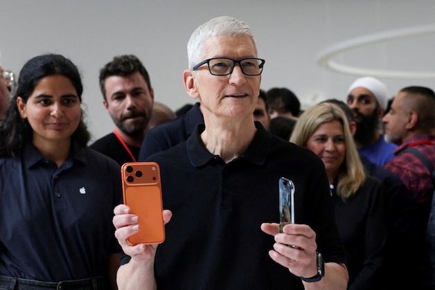 Apple-CEO Tim Cook met de nieuwe iPhone 17 Pro en iPhone Air.