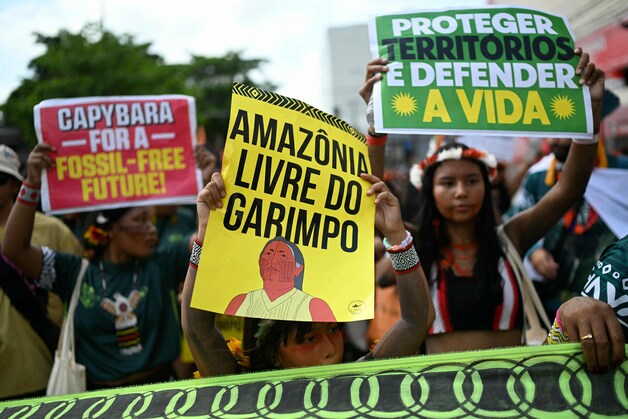 Duizenden inheemse en internationale klimaatactivisten trekken door het centrum van de miljoenenstad Belem.