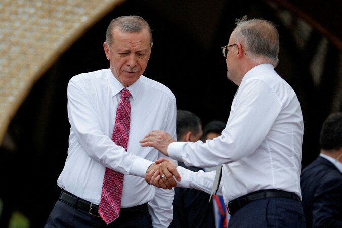 De Turkse president Erdogan en de Australische premier Albanese schudden elkaar de hand. Archiefbeeld uit 2022.