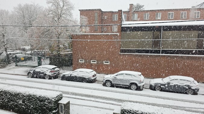 Sfeerbeeld van de sneeuw, getrokken vanuit het activiteitencentrum trACee Kortrijk. 