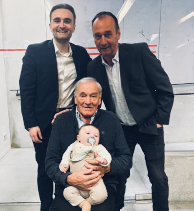 Overgrootvader Gustaaf (82), opa Steven (55) en papa Jorn (30) zijn enorm trots dat ze deel kunnen uitmaken van dit viergeslacht.