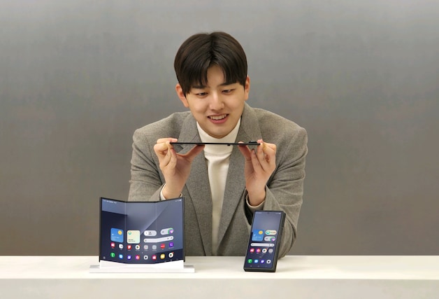 De Samsung Galaxy Z TriFold is erg dun wanneer de telefoon opengevouwen is.