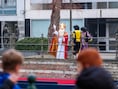 Sint en Piet trekken op 5 december door straten van Kalken