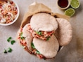 Deze volkorenpita met pulled chicken helpt de feestmaaltijden verteren