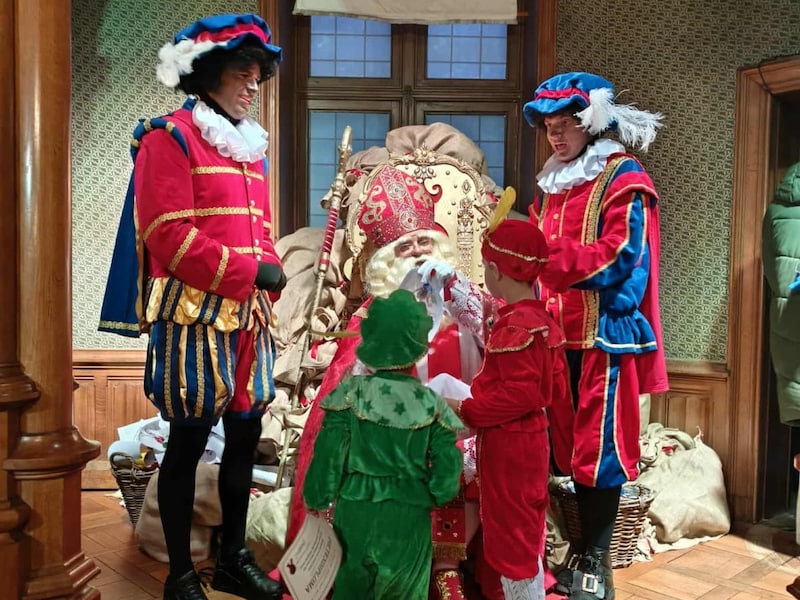 Hij komt, hij komt… Sinterklaas strijkt neer in ’s-Gravenwezel met cadeautjes voor kleine kunstenaars