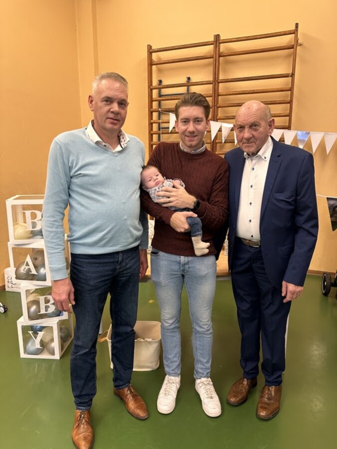 De familie Deweirdt uit Aalter verwelkomt viergeslacht Louis Viktor.