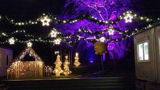 De speelplaats van VBS De Lanetuin is een kerstparadijs.