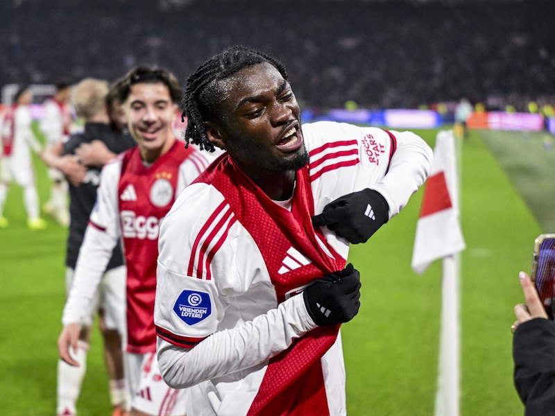 Mede dankzij knappe goal 17-jarige Belg Jorthy Mokio: Ajax zet aartsrivaal Feyenoord opzij in Klassieker